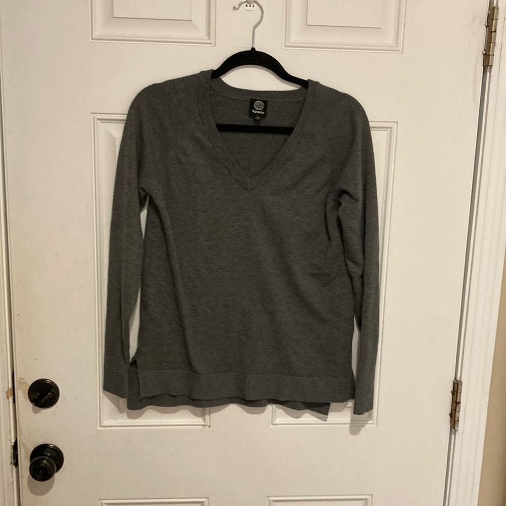 Women’s V-neck sweater by BOBEAU size small gray